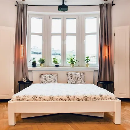 - Balcony, Workspace, Tram Stop - By Rentujemy