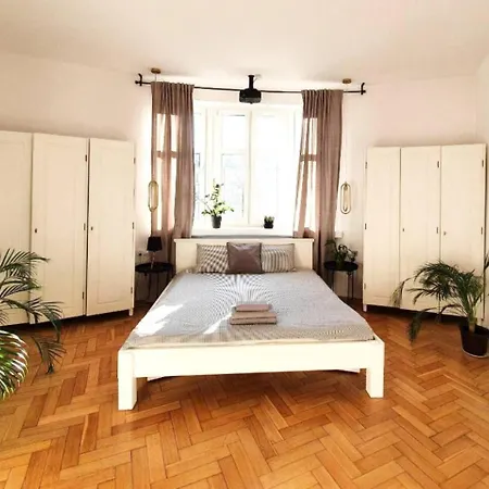 Apartment - Balcony, Workspace, Tram Stop - By Rentujemy *