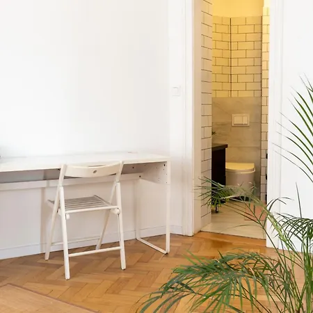 - Balcony, Workspace, Tram Stop - By Rentujemy Apartment Krakow