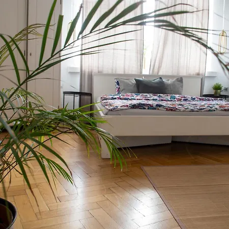 - Balcony, Workspace, Tram Stop - By Rentujemy