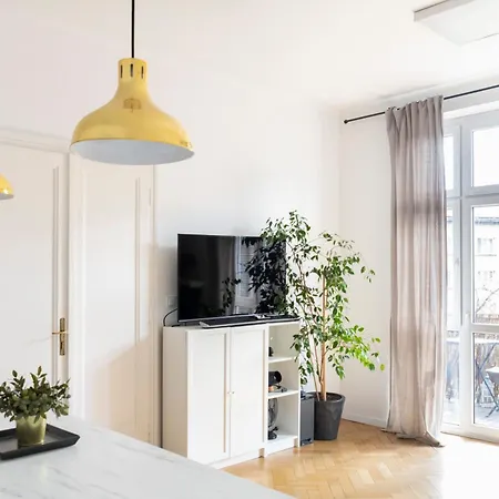 - Balcony, Workspace, Tram Stop - By Rentujemy Apartamento