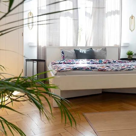 - Balcony, Workspace, Tram Stop - By Rentujemy Apartamento *