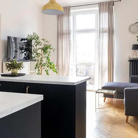 - Balcony, Workspace, Tram Stop - By Rentujemy Apartamento *